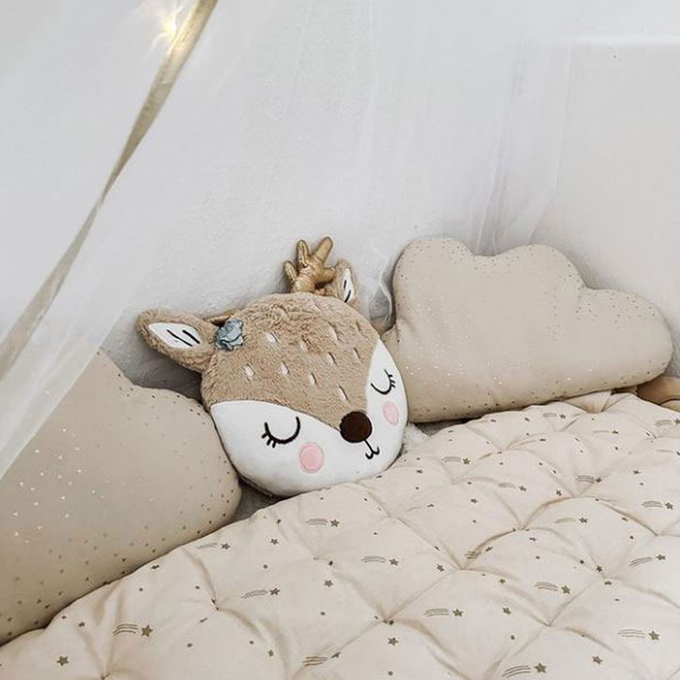 inspiration-coin-cocooning-chambre-enfant-coussin-etoile-nuage-biche-decoration-@kalaa_family